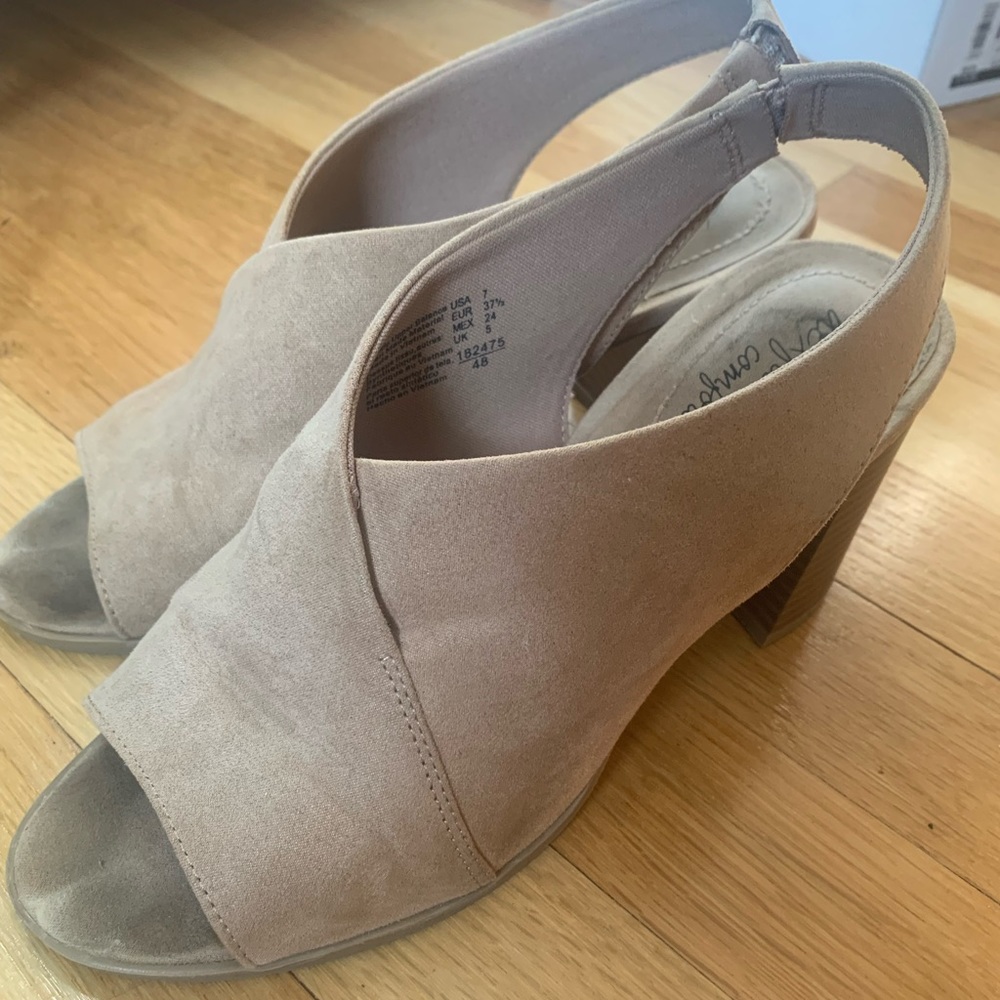 Chunky-heeled nude suede-like shoes